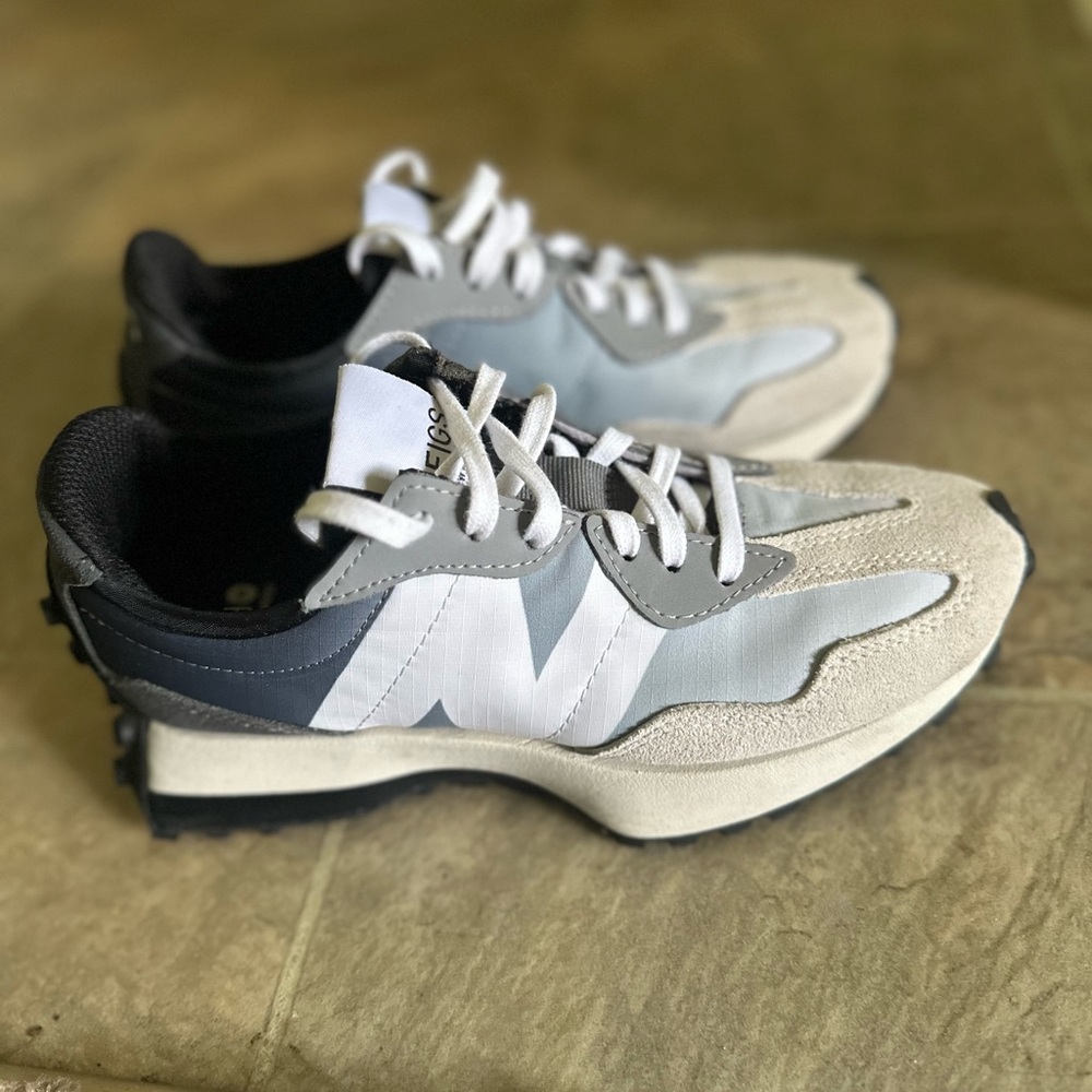 NEW BALANCE FIGS SIZE 7 WOMEN